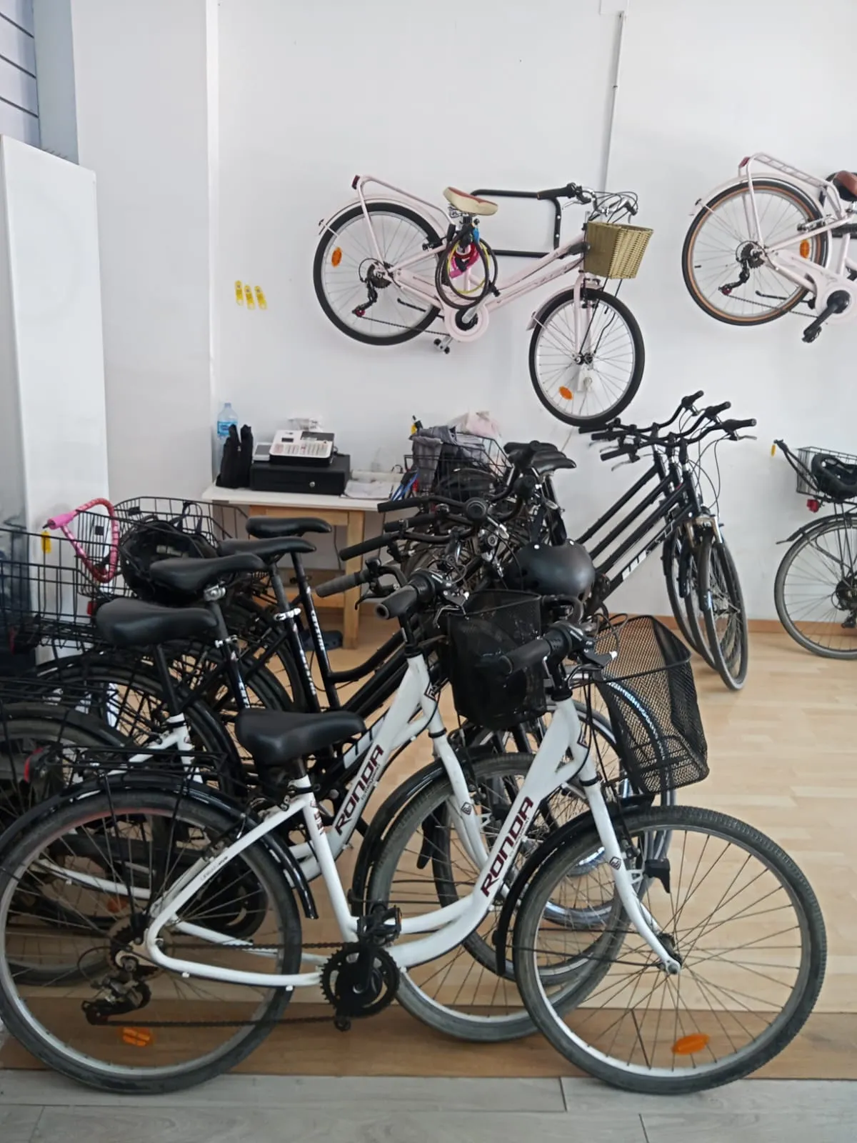 Interior de la tienda Botia Bikes con bicicletas de alquiler en Malgrat de Mar